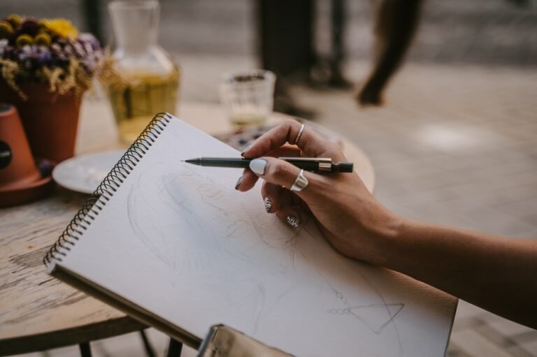 artist sketch a picture